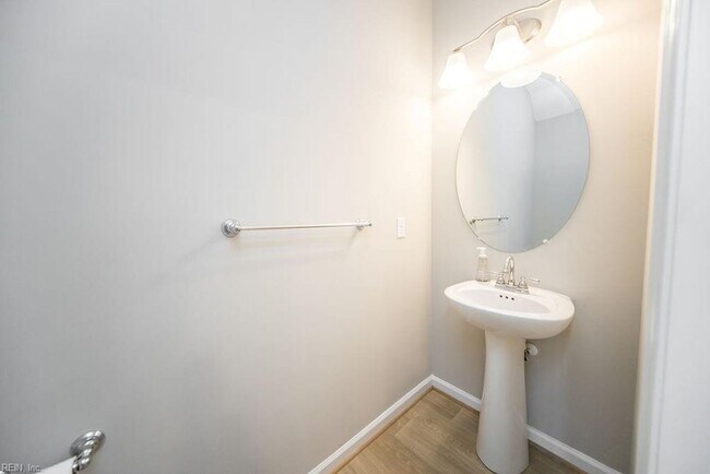 Building Photo - Modern Comfort & Style in a Prime Location...