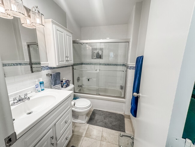 Building Photo - 559 W Surf St