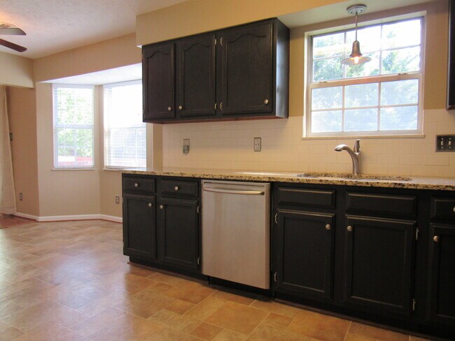 Building Photo - 3-Bedroom Cedar Bluff home available Now!!