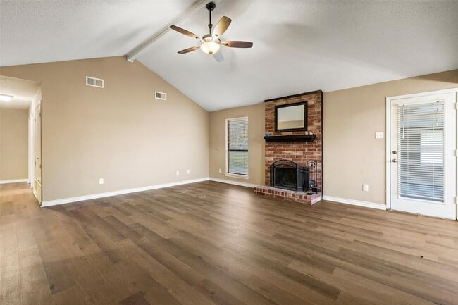 Building Photo - 614 Circle Creek Dr