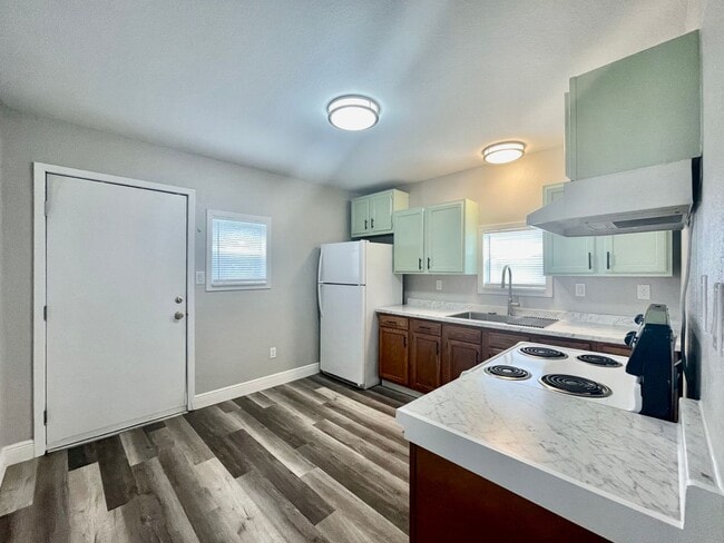 Building Photo - 2 Bedroom - New & Improved - Centrally Loc...