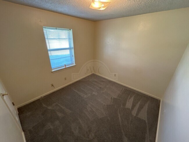 Building Photo - 6702 Wagon Wheel Dr