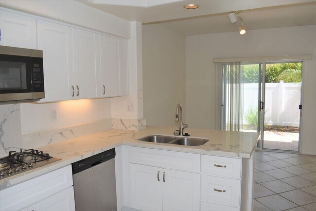 Building Photo - 3 Bedroom Townhome in La Jolla Village