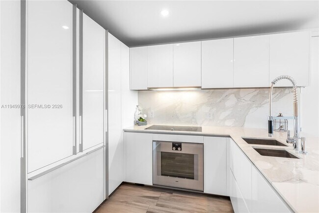 Building Photo - 10201 Collins Ave