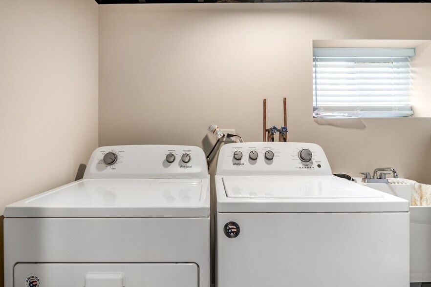 Building Photo - 5539-47 W Archer Ave