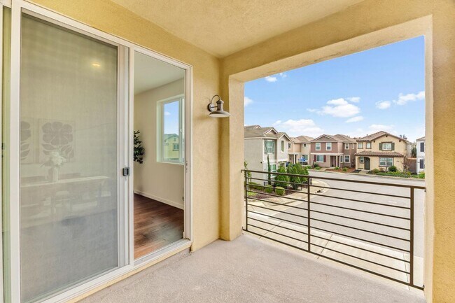 Building Photo - Spacious 3-Story Home in Rancho Cordova