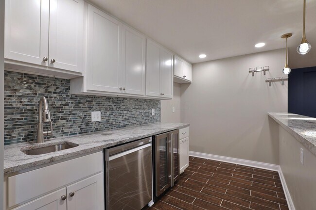 Building Photo - 1412 Leesland Dr