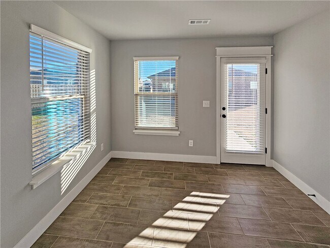 Building Photo - 2091 Bluebonnet Ln