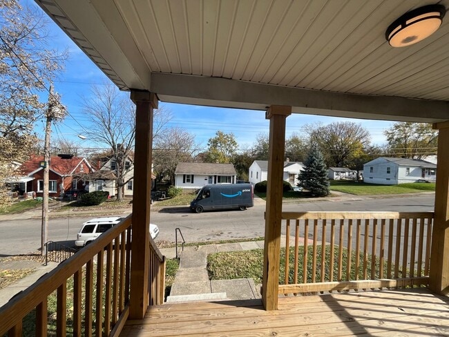 Building Photo - 3 bedroom 2 bath with Garage