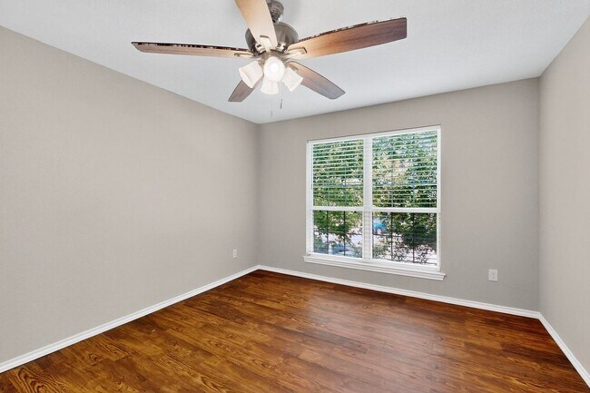 Building Photo - Stylish Upstairs Corner Unit Near Lake Ray Hubbard