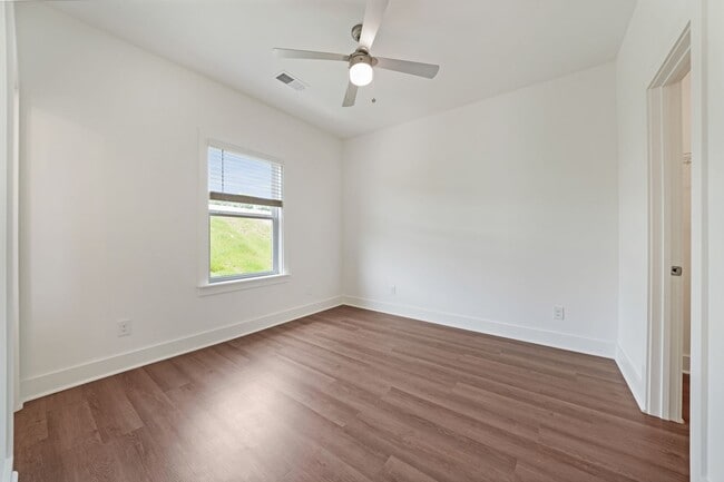 Building Photo - Private Backyard in Beautiful Community