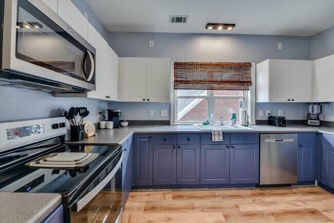 Building Photo - 351 Landing Dr