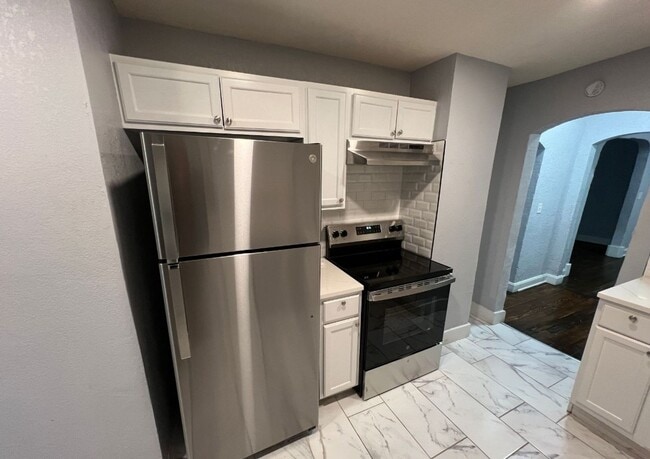 Building Photo - Spacious 5 Bedroom Bungalow in Historic No...