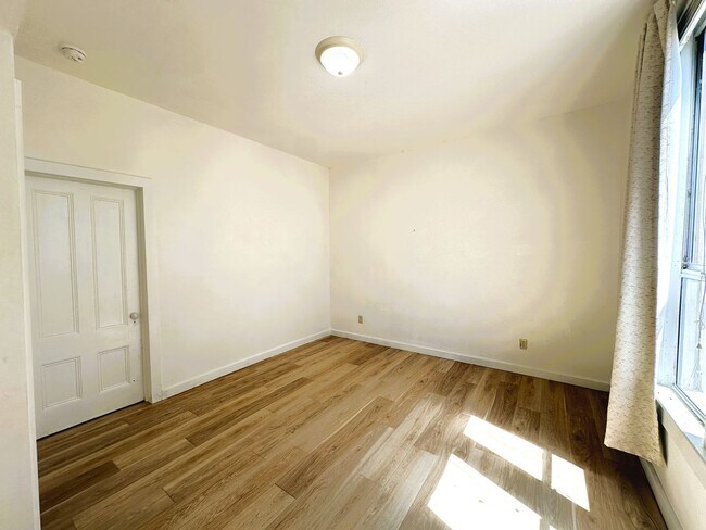 Building Photo - 402 Ormsby Ln