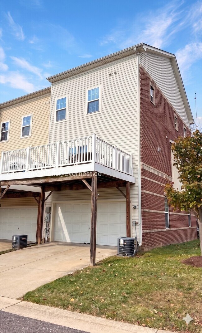 Building Photo - 3-Bed/4-Bath Town Home with Garage/Available Soon!
