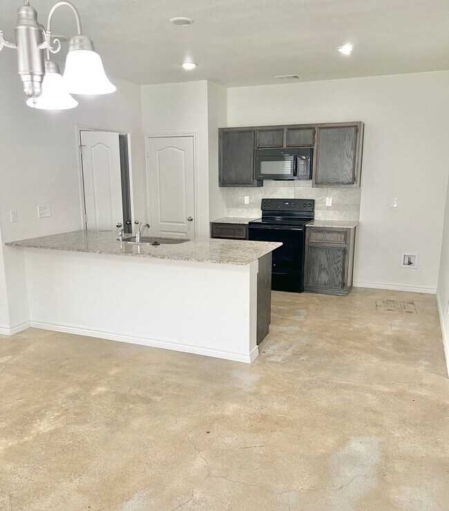 Building Photo - Cute Duplex On Amelia Earhart!