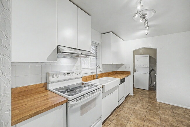 Building Photo - "Charming 3-Bedroom Duplex Retreat on Chester Street, Aurora – Cozy 1206 Sq Ft Home Awaiting Your...