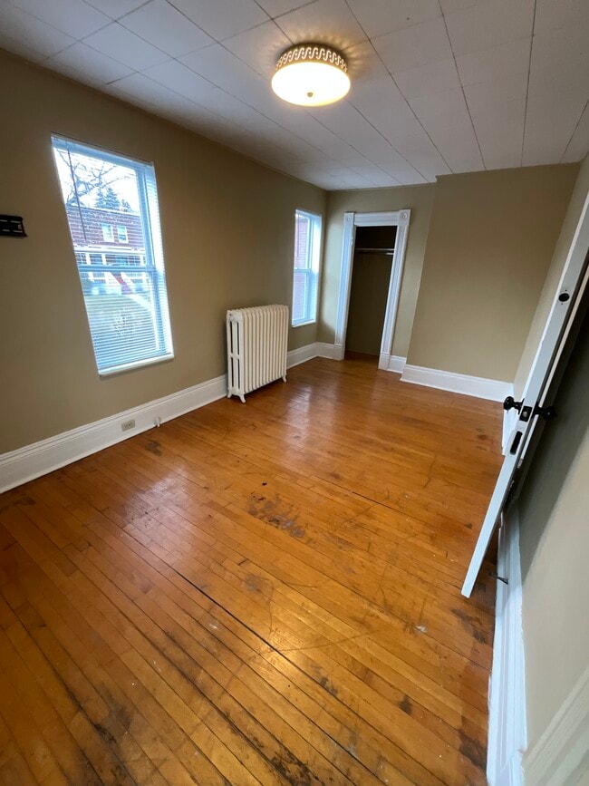 Building Photo - 1324 E 2nd St