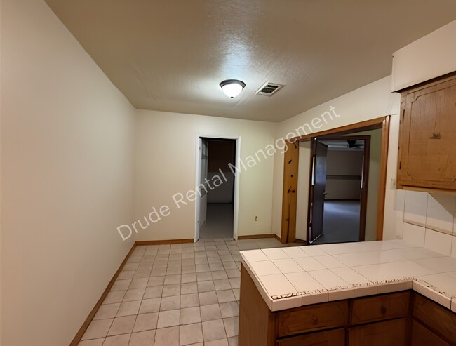 Building Photo - 335 N Baronne St