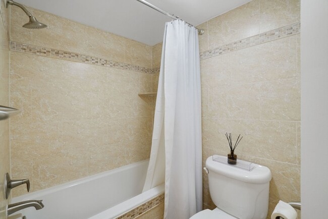 Building Photo - 1600 N Oak St