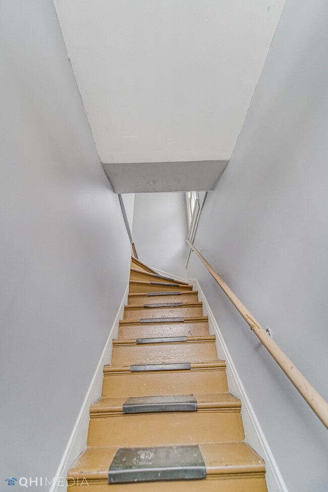 Building Photo - 1650 N Oakley Ave