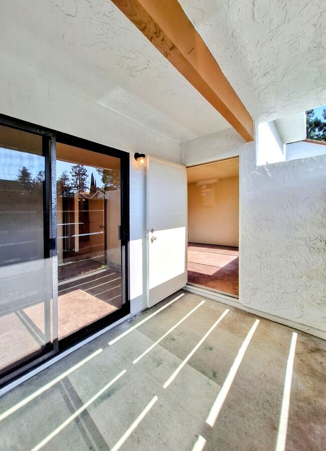 Building Photo - Spacious First Floor 2bd Condo With Laundr...