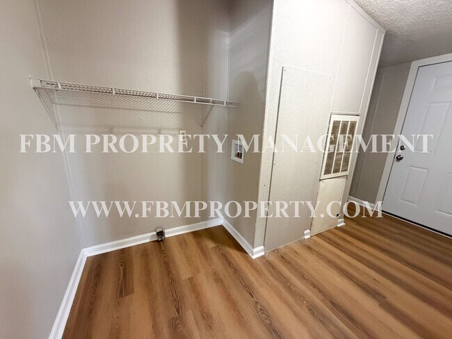 Building Photo - 135 SE County Rd 3144