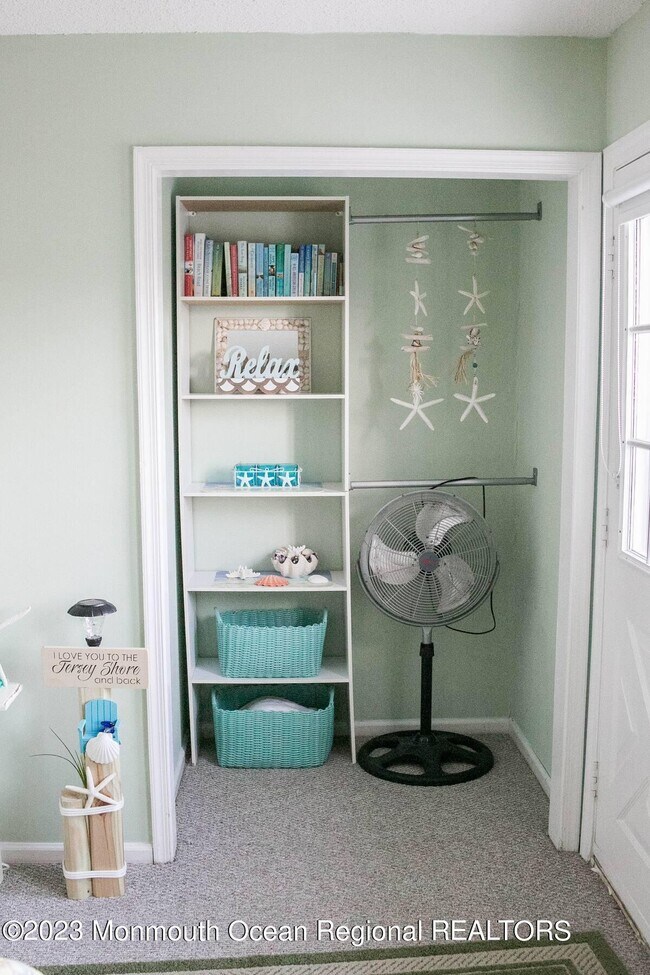 Building Photo - 10 SE Central Ave