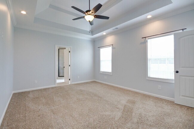 Building Photo - mega Huge wow. 4 bed 3 bath.