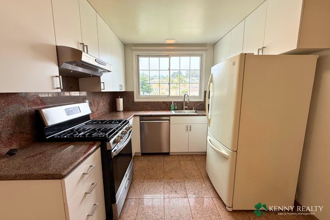Building Photo - 136 Rosewood Way