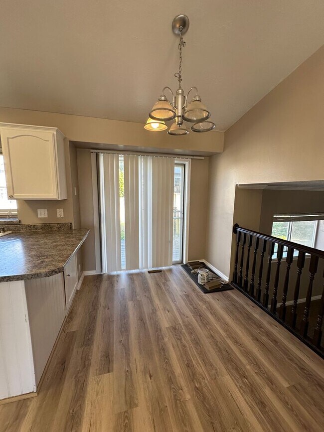 Building Photo - Must See!! 4 bedrooms 2 baths house in Lay...