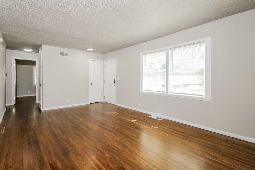 Building Photo - 875 E 53rd St N