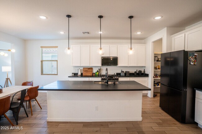 Building Photo - 4368 N Pioneer Dr