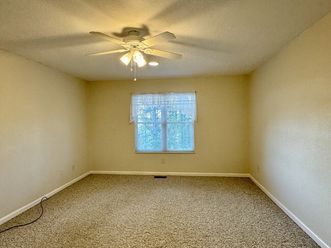 Building Photo - 144 Gigi Ln