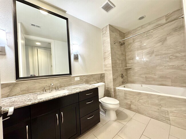 Building Photo - 2303 Mid Ln