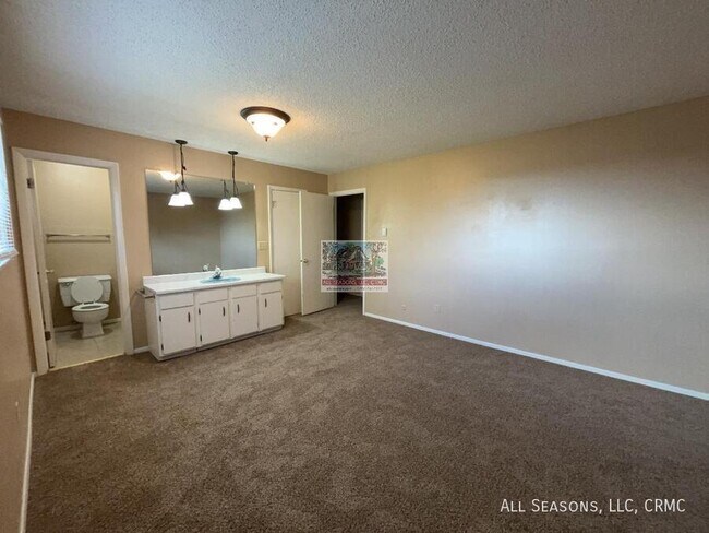 Building Photo - 1527 Spring Valley Dr