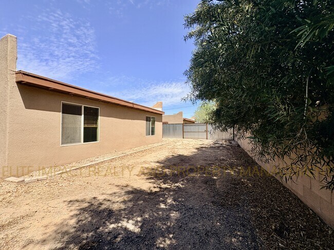 Building Photo - 1628 N Venice Ave