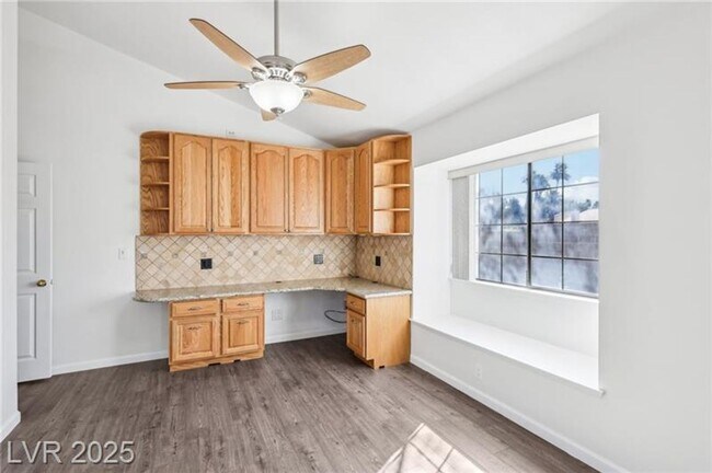 Building Photo - SPACIOUS 3BEDROOM SINGLE STORY TOWNHOME IN...