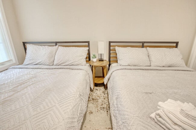 Building Photo - 485 White River Dr