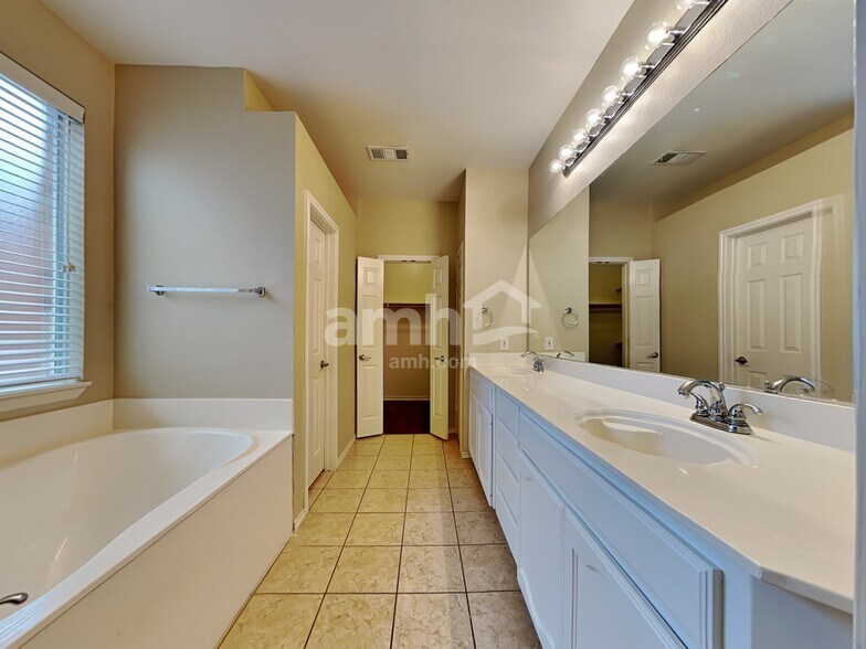 Building Photo - 2108 Carlotta Dr