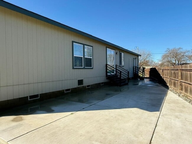 Building Photo - 3 Bedroom 2 Bath Home Available Soon!