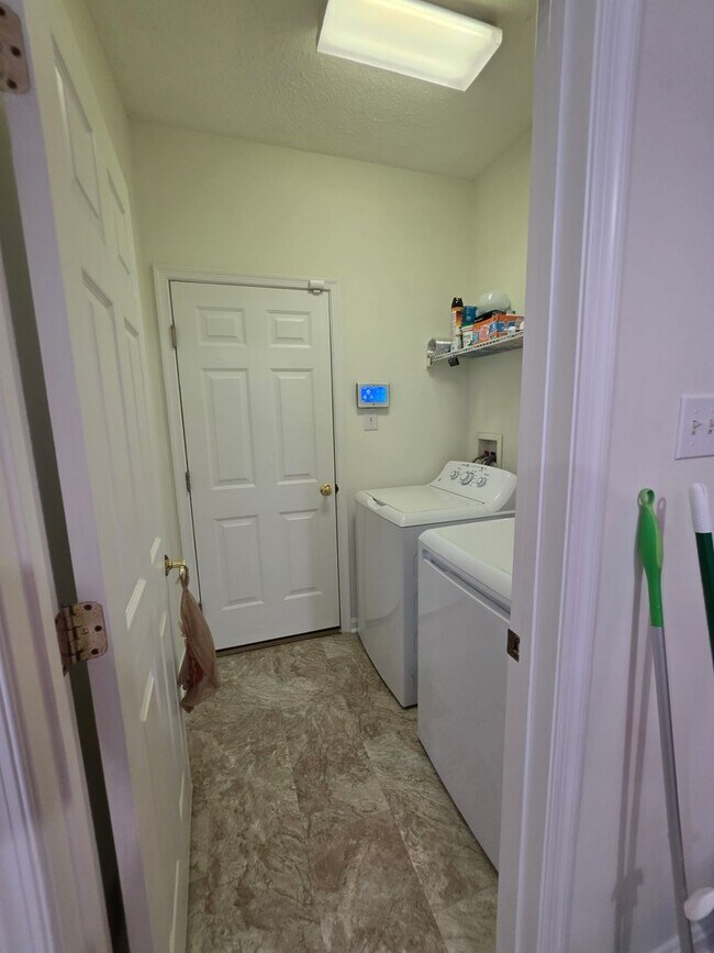 Building Photo - 558 Windsong Dr