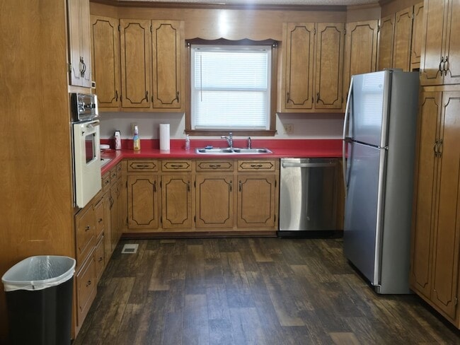Building Photo - 2025 Stonebrook Dr