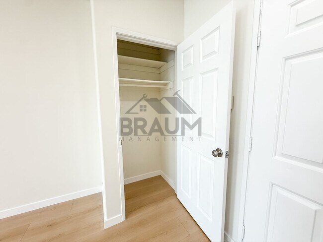 Building Photo - 11035 Moorpark St