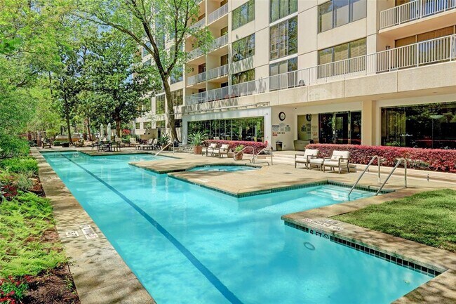 Building Photo - 121 N Post Oak Rd