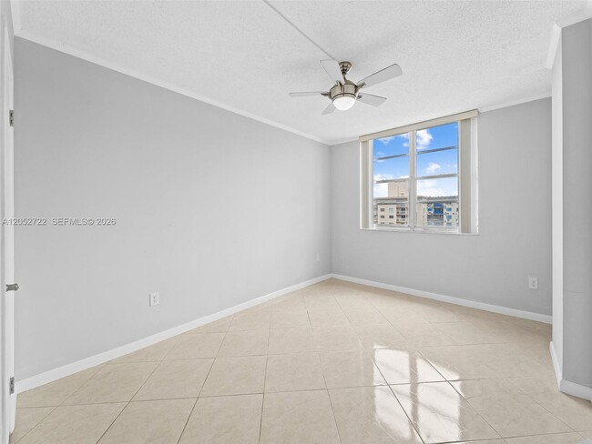 Building Photo - 500 Bayview Dr