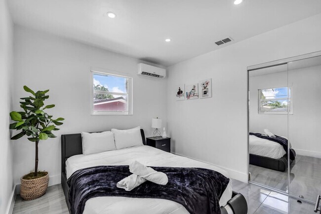 Building Photo - 1255 NE 199th St