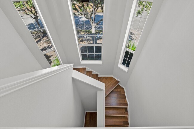 Building Photo - Spacious 3-Bedroom Home in Lakeshore with ...