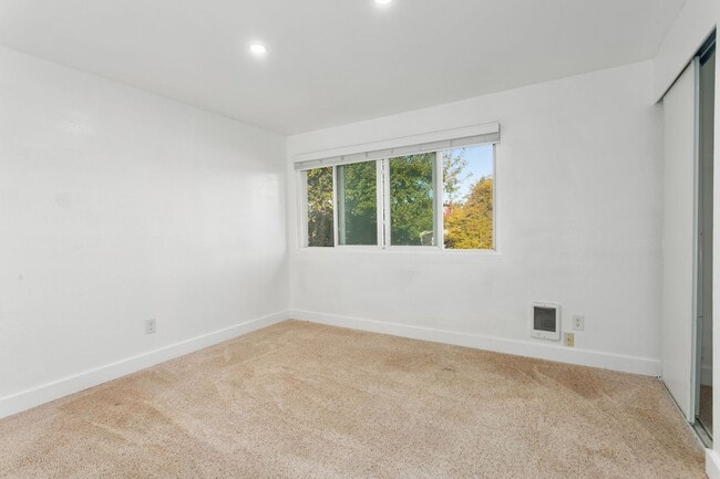 Building Photo - Modern 4bd 2.5 bath Home