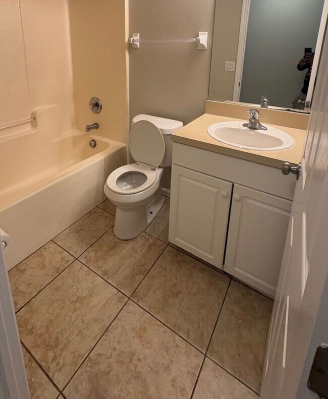 Building Photo - Charming 3-Bedroom, 2-Bath Single-Family Home Available Now!